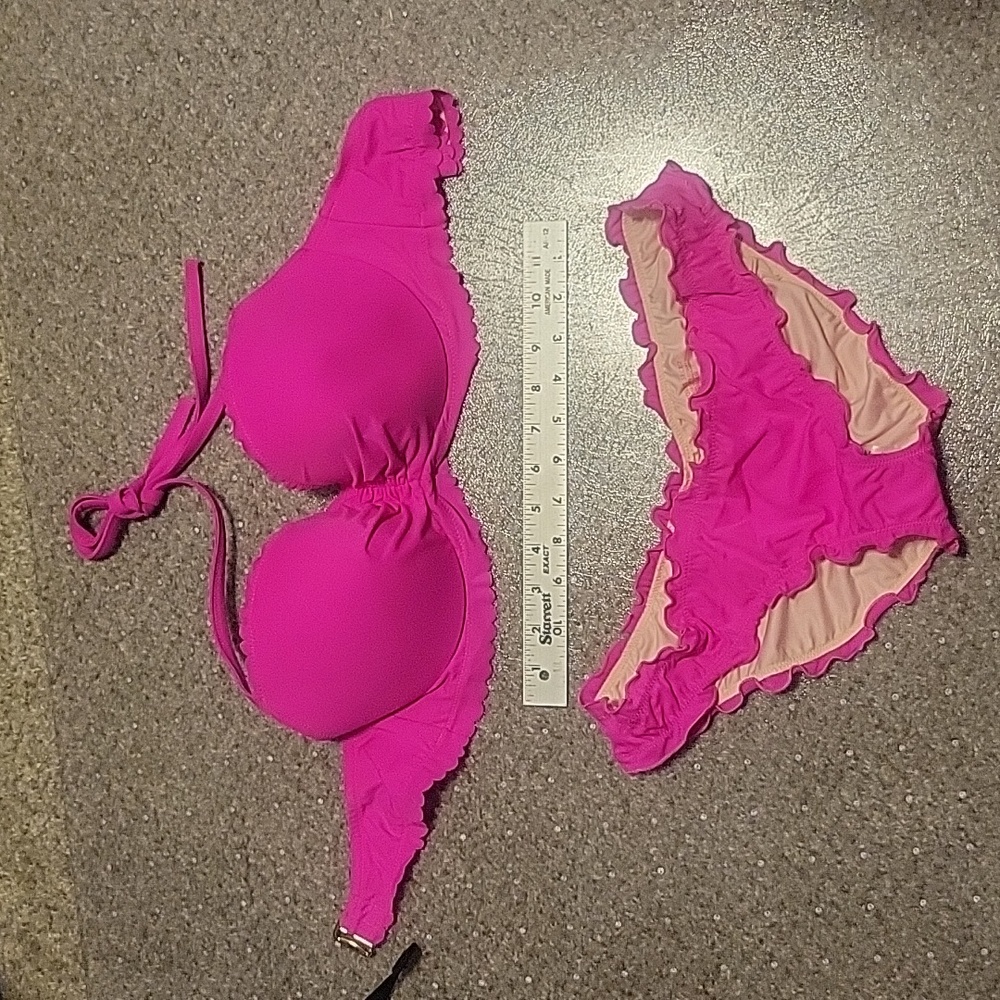 NWOT never worn hot pink 34D Medium scalloped VS bikini